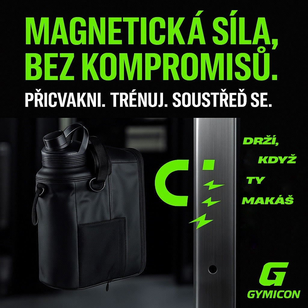 Černá magnetická sportovní taška na láhev připevněná k ocelovému sloupu v posilovně s textem: Magnetická síla, bez kompromisů. Přicvakni. Trénuj. Soustřeď se. Drží, když ty makáš. Logo Gymicon.